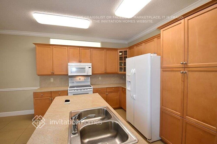 Building Photo - 15891 SW 48th Manor