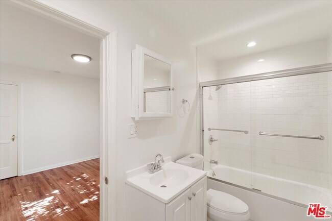 Building Photo - 3154 W 74th St