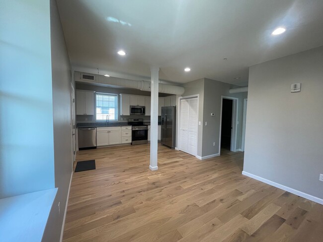 Building Photo - 1 Bedroom / 1 Bath Main Level Apt  Kingspo...