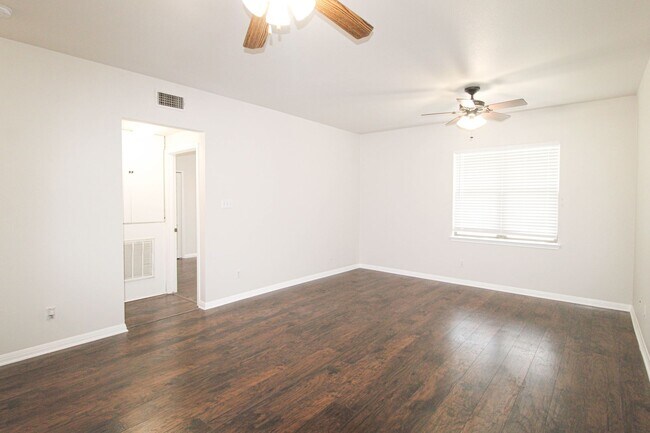 Building Photo - 530 Dukeway Dr