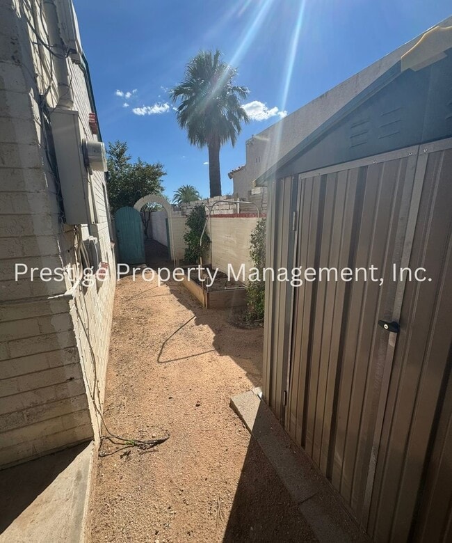 Building Photo - Tucson's Hidden Treasure!!
