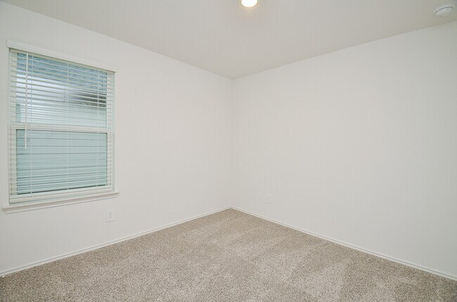 Building Photo - 31310 Yatesbury Ln