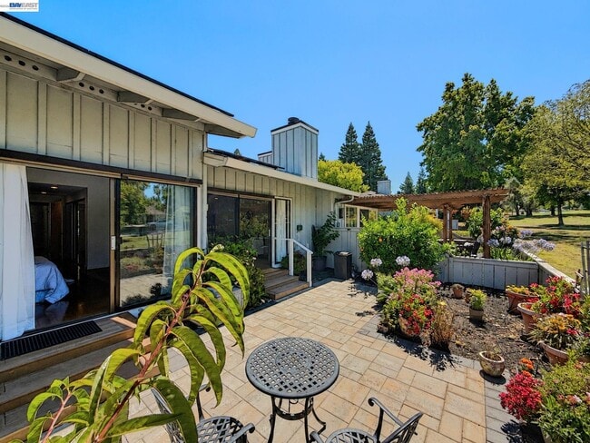 Building Photo - 2005 Rancho Verde Cir W