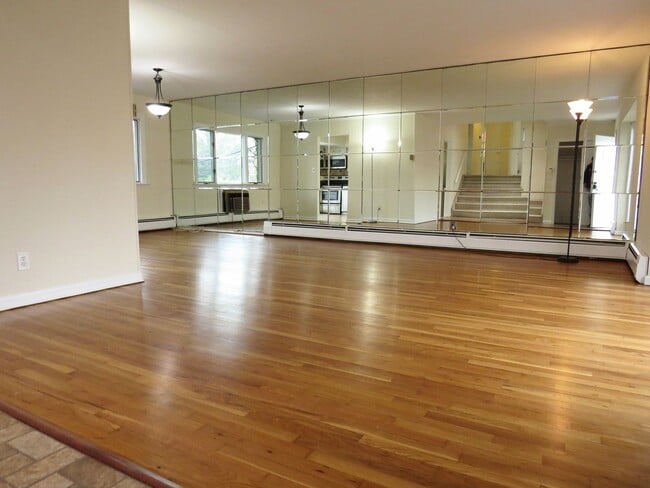 Building Photo - Large Split Level