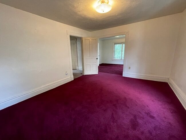 Building Photo - Large 2 bedroom unit available immediately...