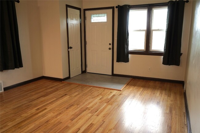 Building Photo - 27 Cornell Ave