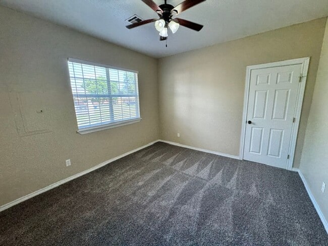Building Photo - 3 bed 2.5 baths with new paint, carpet and appliances in Chickasha! ready for move in!