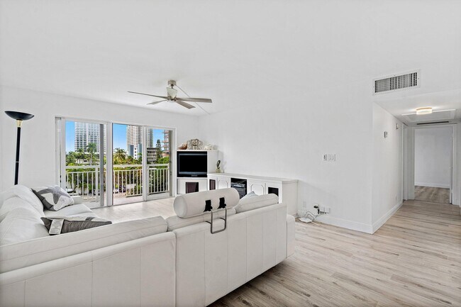 Building Photo - 550 Bayshore Dr
