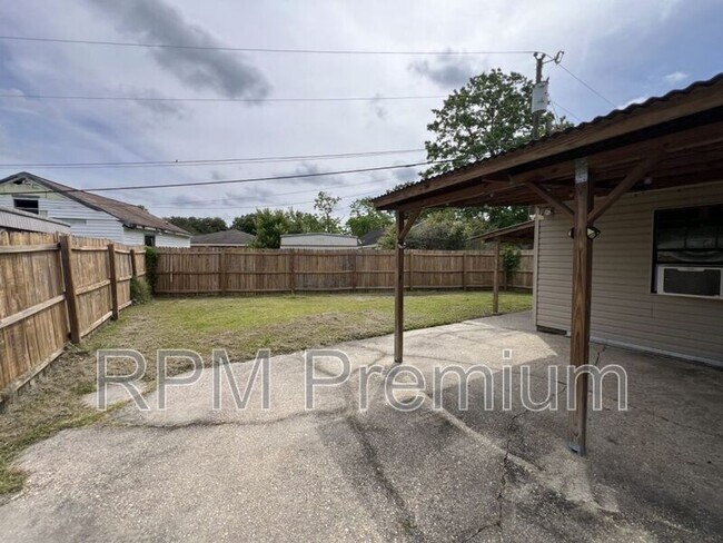 Building Photo - 8725 Fairoaks St