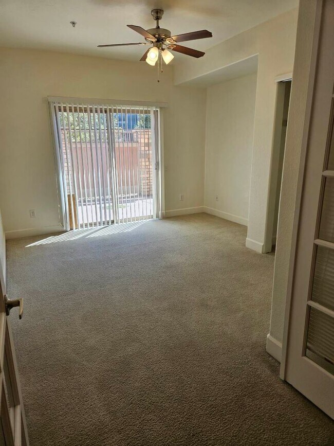 Building Photo - Beautiful 2 Bedroom Condo Avail 9/2
