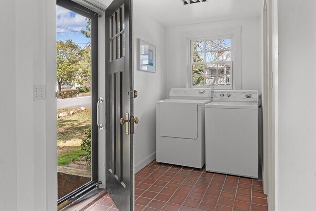 Building Photo - 84 Mt Pleasant Ave