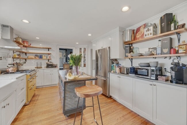 Building Photo - 117 7th Ave N