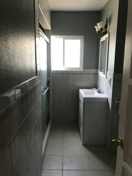 bathroom - 8432 Norwood Plz