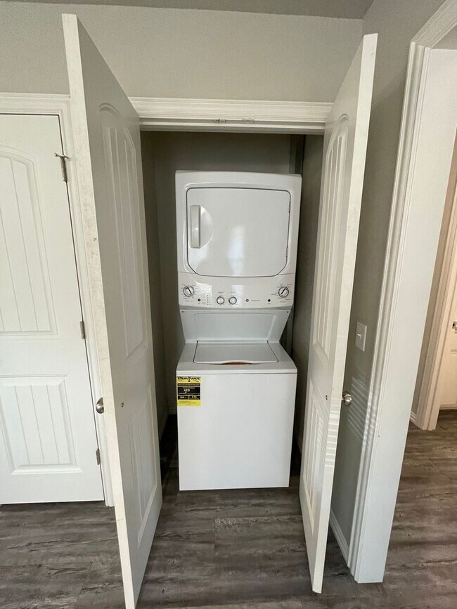 Building Photo - Close to school/ Granite countertop