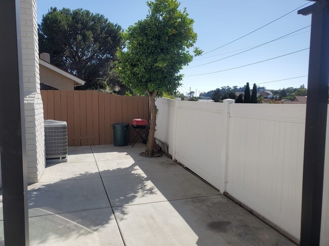 Building Photo - 2344 Hampstead Way