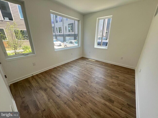 Building Photo - 3010 Pierview Walk