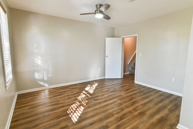 Building Photo - Large 3 Bedroom Single Family Home on Fors...