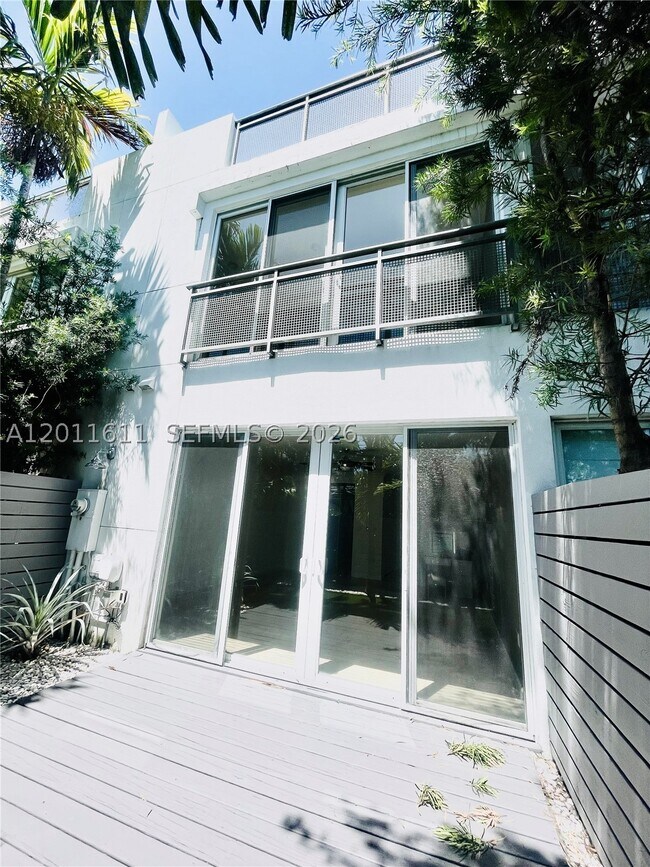 Building Photo - 822 NE 19th Terrace