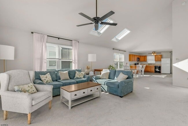 Building Photo - 413 W Beach Ave