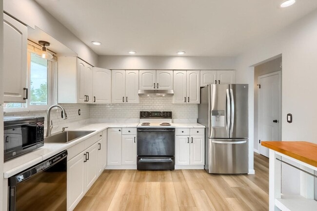 Building Photo - 4 BED 3 BATH HOUSE NEAR CREAK PARK!!!