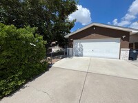 Building Photo - Large 5 Bedroom 2 Bathroom Home Located In...