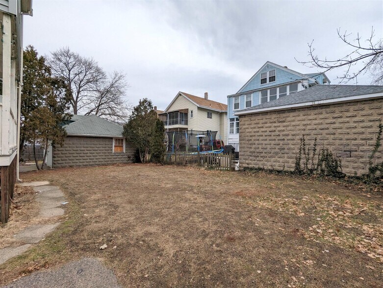 Building Photo - 35 Trowbridge St