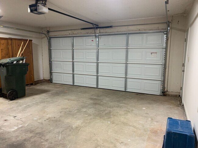 Building Photo - Cozy Living on a quiet cul de sac.