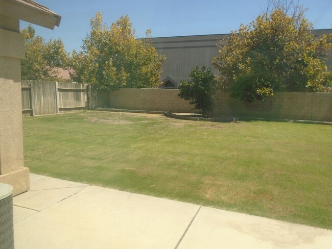 Building Photo - NEAR SEVEN OAKS !