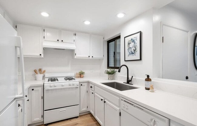 Building Photo - Exceptionally Upgraded First Floor Cedar C...