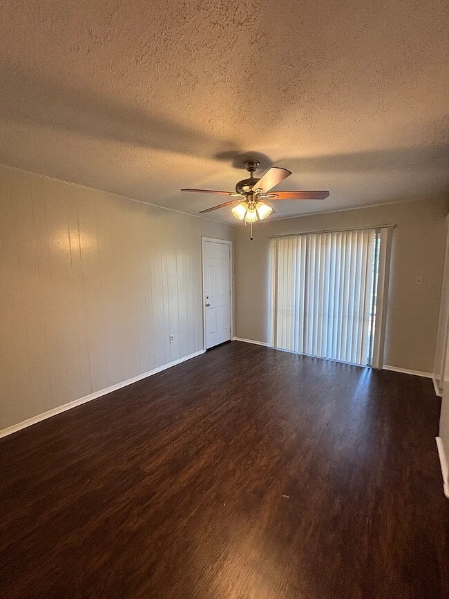 Building Photo - 1220 Twin Lakes Dr