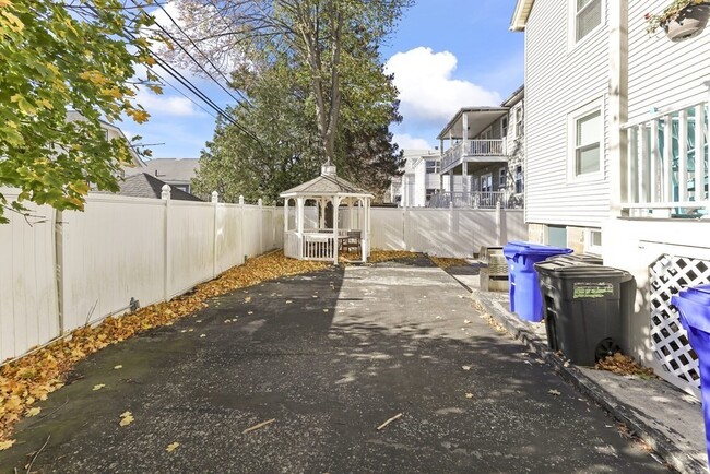 Building Photo - 1004 South St