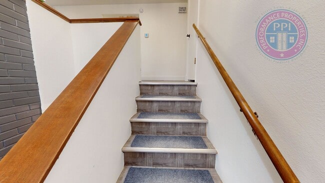 Building Photo - * DESIRABLE MILWAUKIE HOME!  A GARDENER'S ...