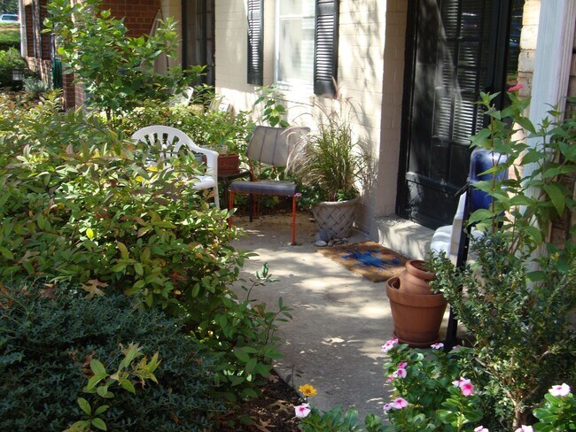 Building Photo - Sail into this 2BR 1BA at the Mayflower Condominiums in Alexandria includes utilities