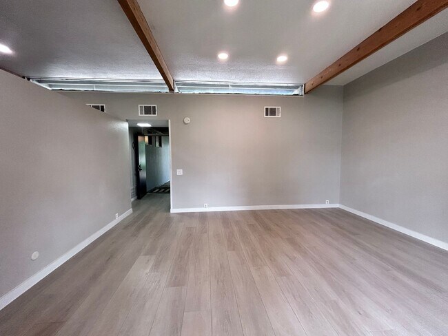 Building Photo - Three Bedroom Two Bathroom Home with Den/Home Office