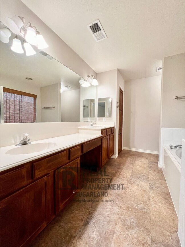 Building Photo - Beautiful One Story Home