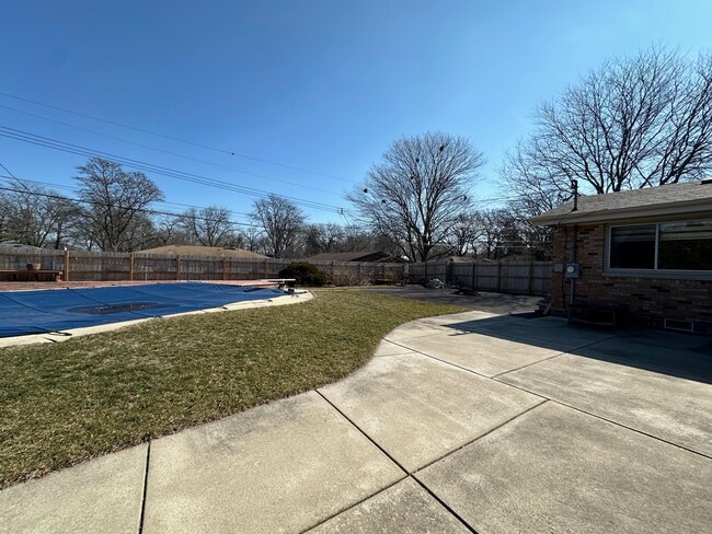 Building Photo - Spacious 2BR \2.5BA With Pool !