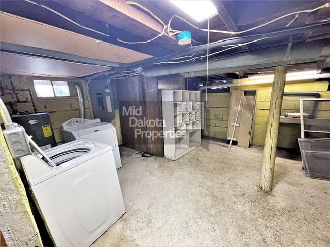 Building Photo - 420 S Duff St