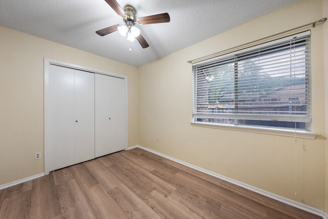 Building Photo - 1015 E Yager Ln