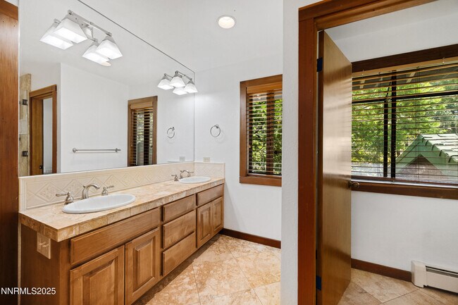 Building Photo - 445 Country Club Dr