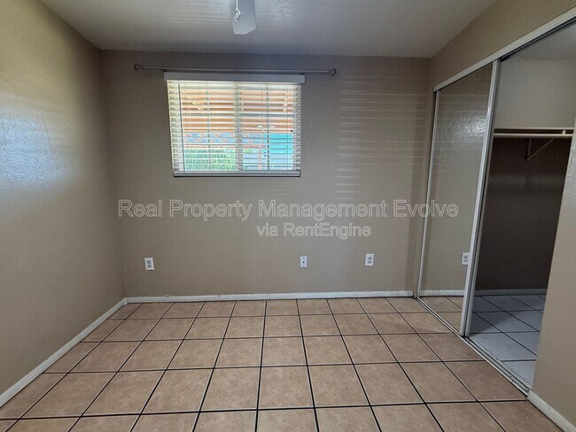 Building Photo - 1637 W Muriel Dr