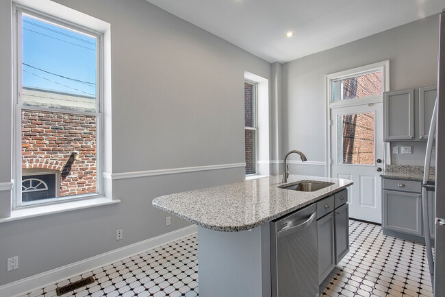 Building Photo - 2602 W Grace St