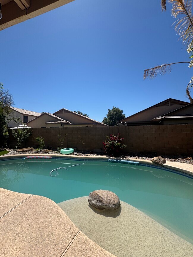 Building Photo - 8937 W Lone Cactus Dr