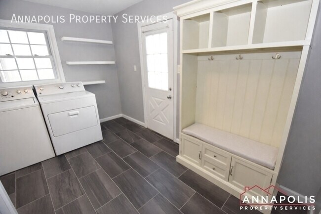 Building Photo - 1027 Springhill Way