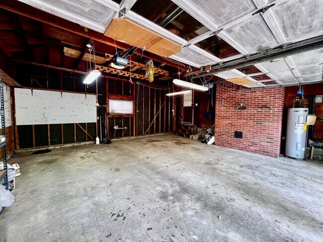 Building Photo - STUNNING home with fully finished BASEMENT!!!