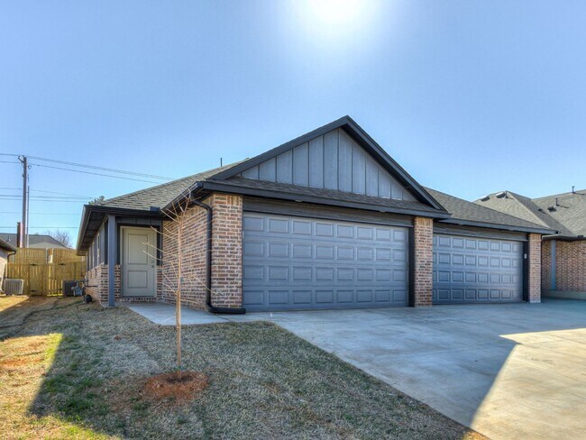 Building Photo - Cozy 3-Bed Retreat in Yukon - Fully Furnished & All Utilities Included