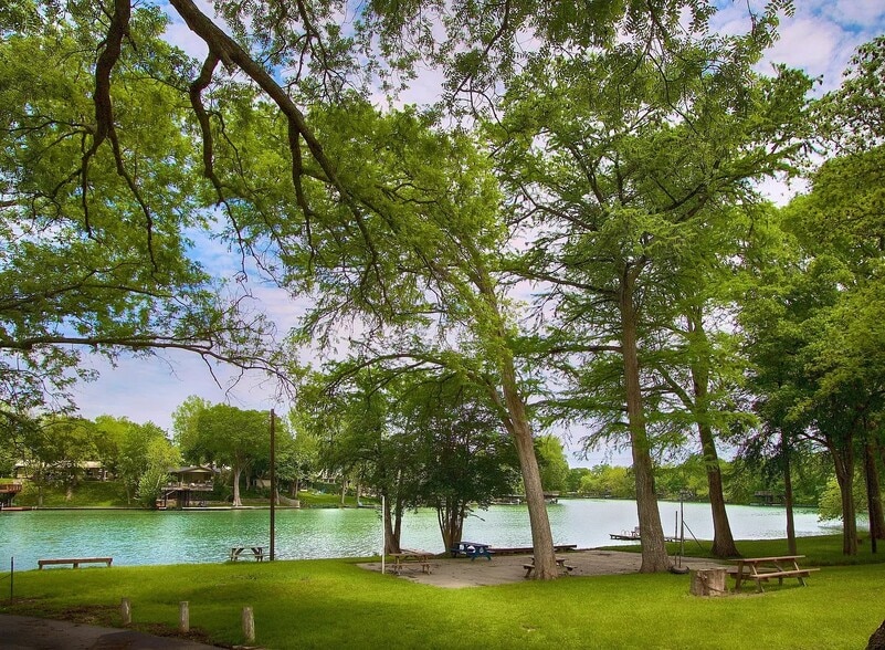 Building Photo - 117 Lucy Ln