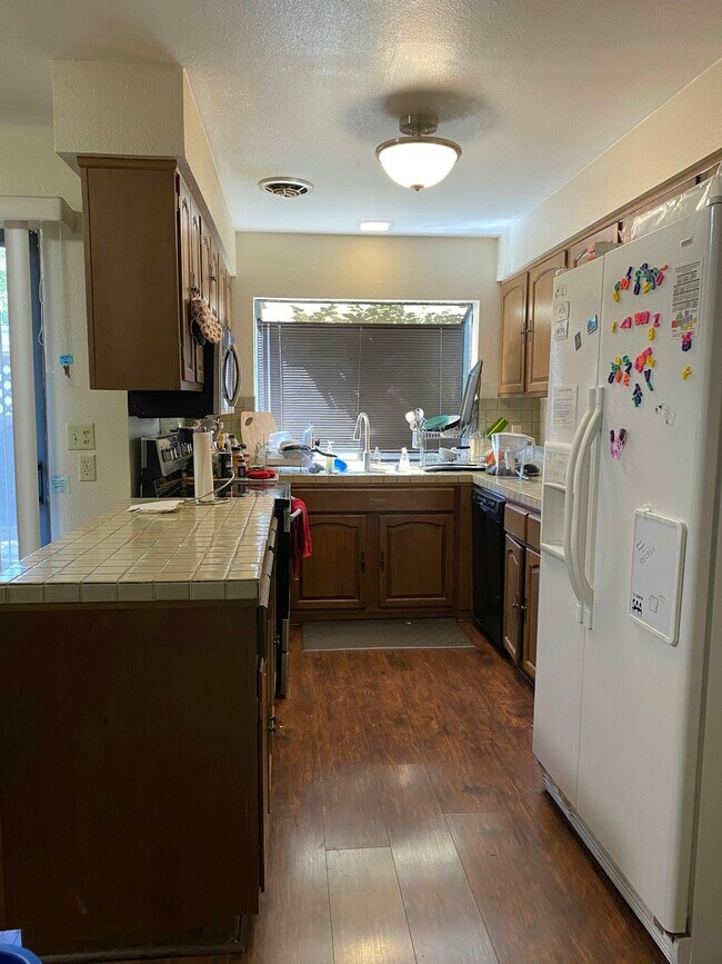 Building Photo - 206 2nd St