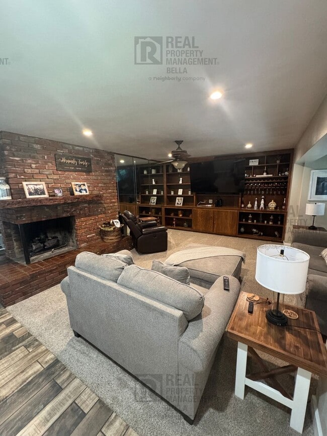 Building Photo - 3-Bed, 2-Bath Oasis in Hemet with Sparklin...