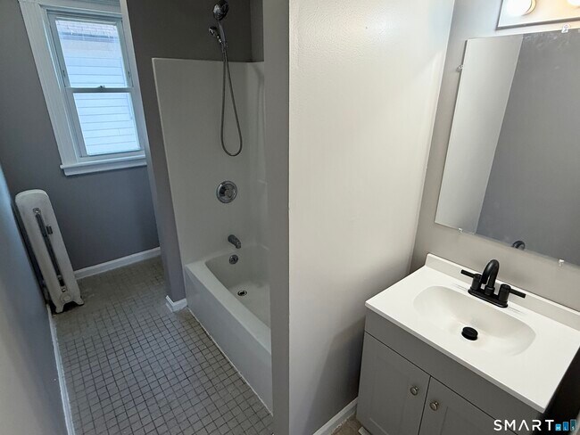 Building Photo - 696 Main St