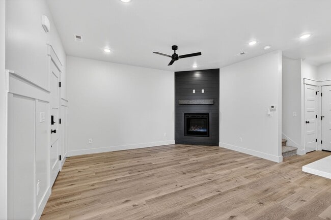 Building Photo - MODERN 3 BED 2.5 BATH TOWNHOME WITH 2 CAR GARAGE IN IDAHO FALLS